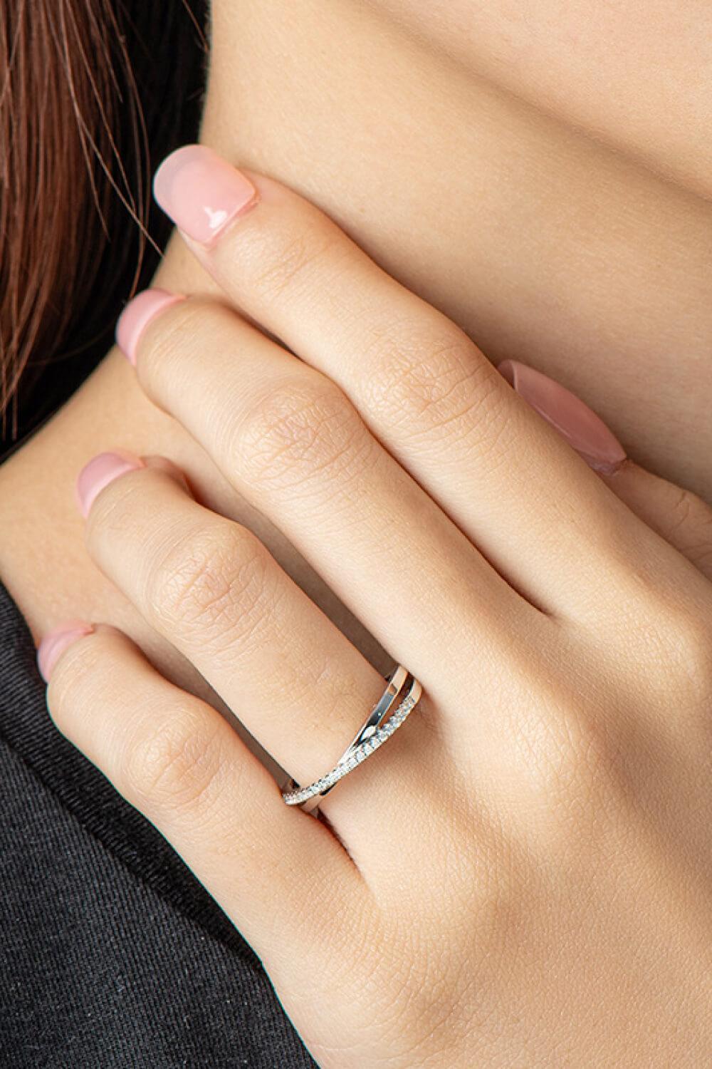 Minimalist Crisscross Band Moissanite Platinum-Plated Ring - MXSTUDIO.COM