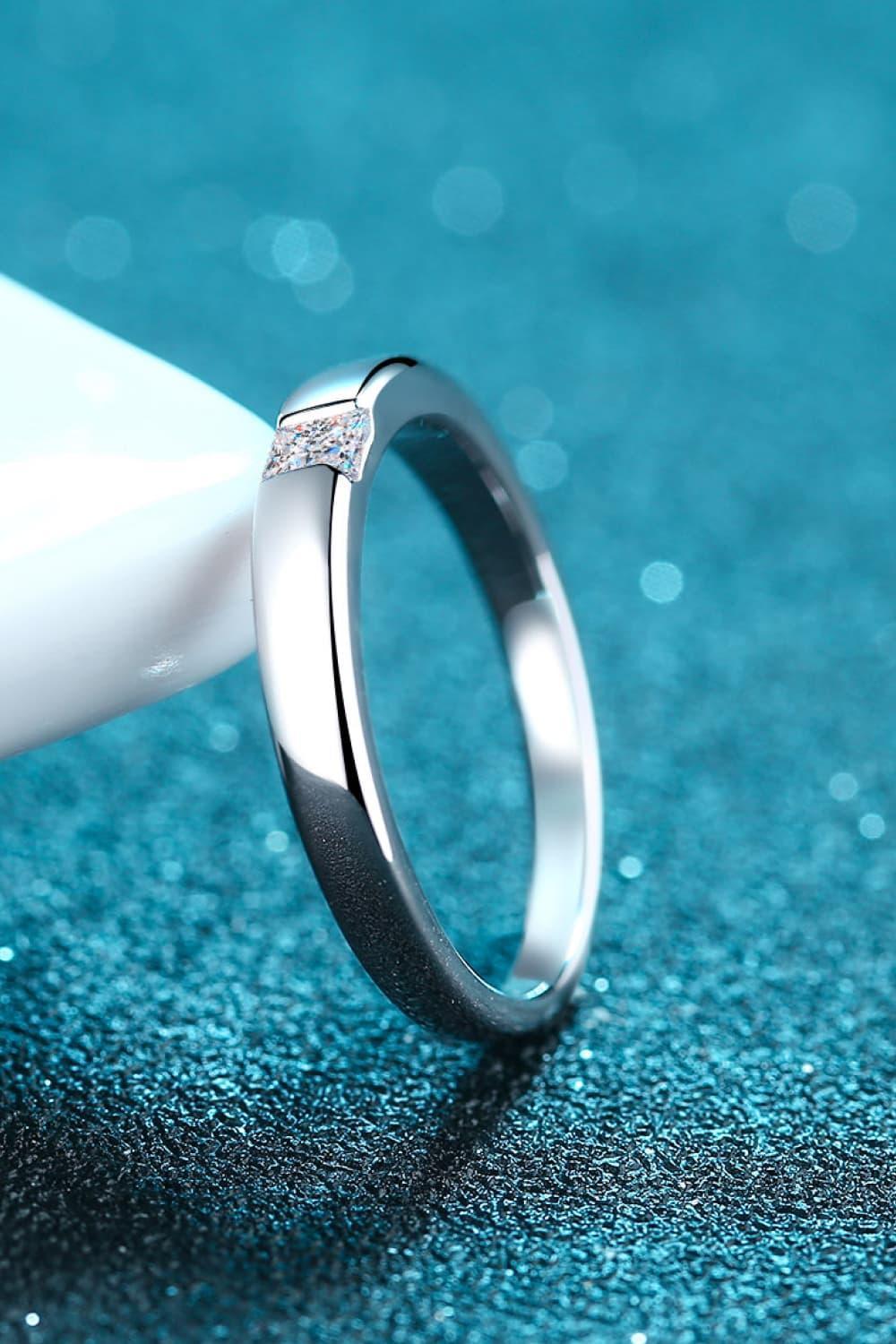 Radiating Brilliance Inlaid Square Moissanite Ring - MXSTUDIO.COM