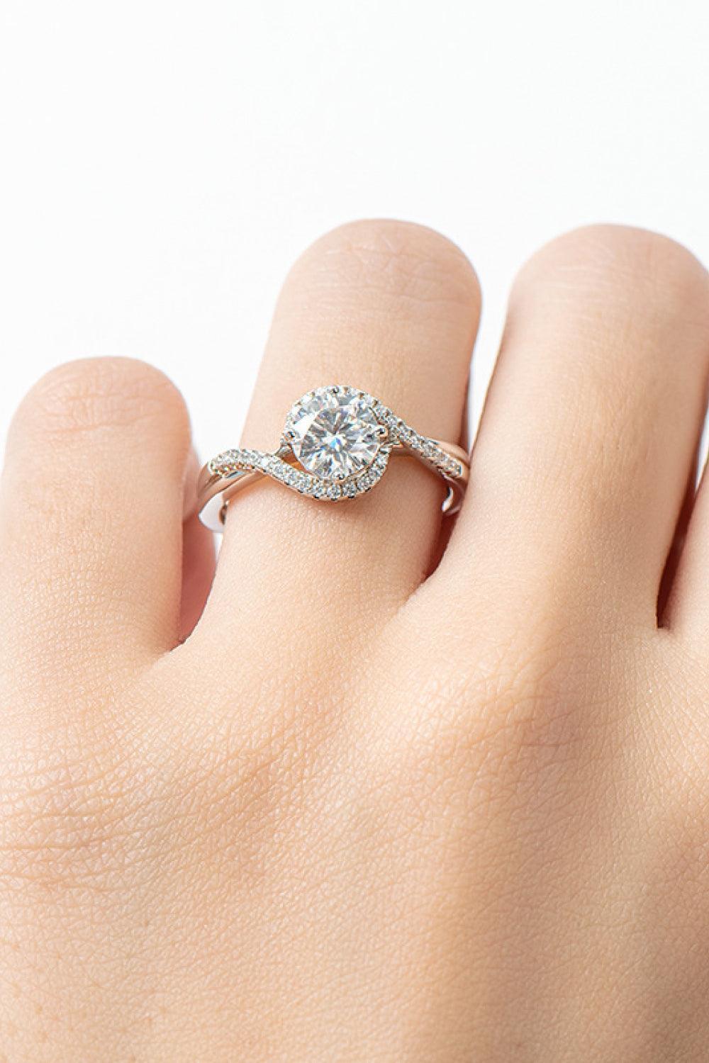 Winning Side Crisscross Band 1 Carat Moissanite Ring - MXSTUDIO.COM