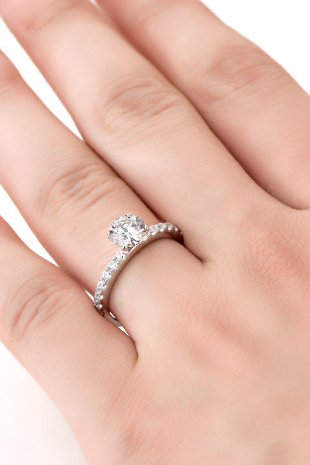 Wonderful Treasure Side Stone Moissanite Ring - MXSTUDIO.COM