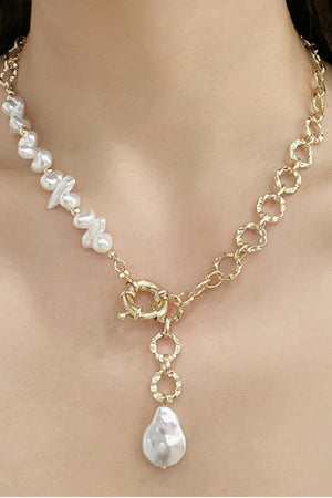 Attention Grabber Freshwater Pearl Necklace - MXSTUDIO.COM