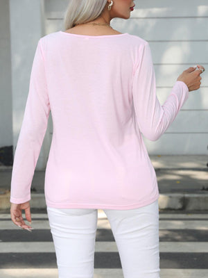 a woman in white pants and a pink shirt