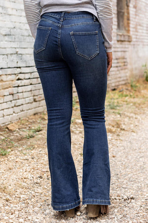 a woman in a gray shirt and blue jeans