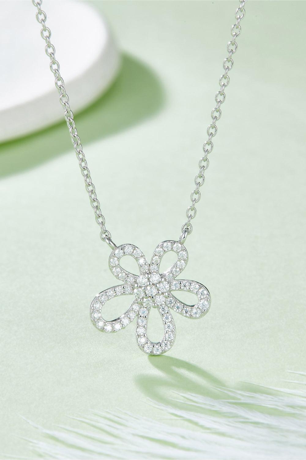 Delightful Flower Shape Pendant Moissanite Necklace - MXSTUDIO.COM