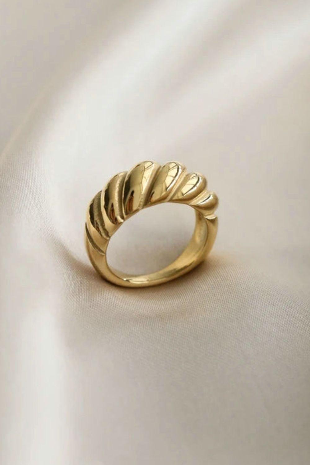 Fashionable Overlapping Style Gold Twist Ring - MXSTUDIO.COM