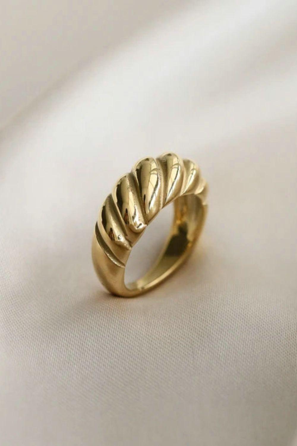 Fashionable Overlapping Style Gold Twist Ring - MXSTUDIO.COM