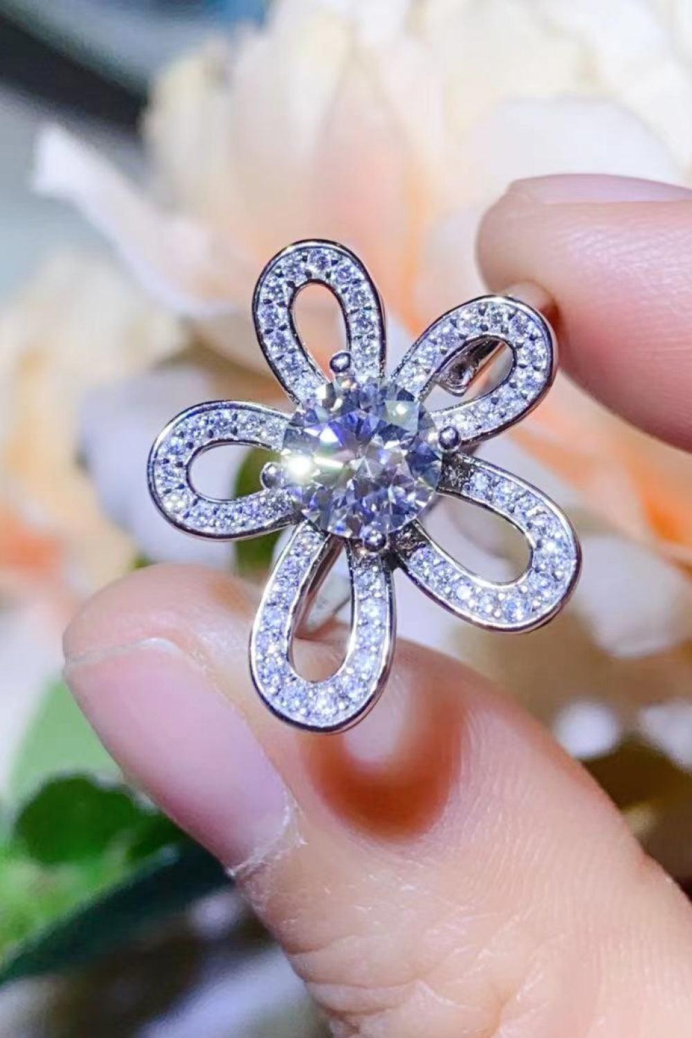 Keenness Flower Shape 1 Carat Moissanite Ring - MXSTUDIO.COM