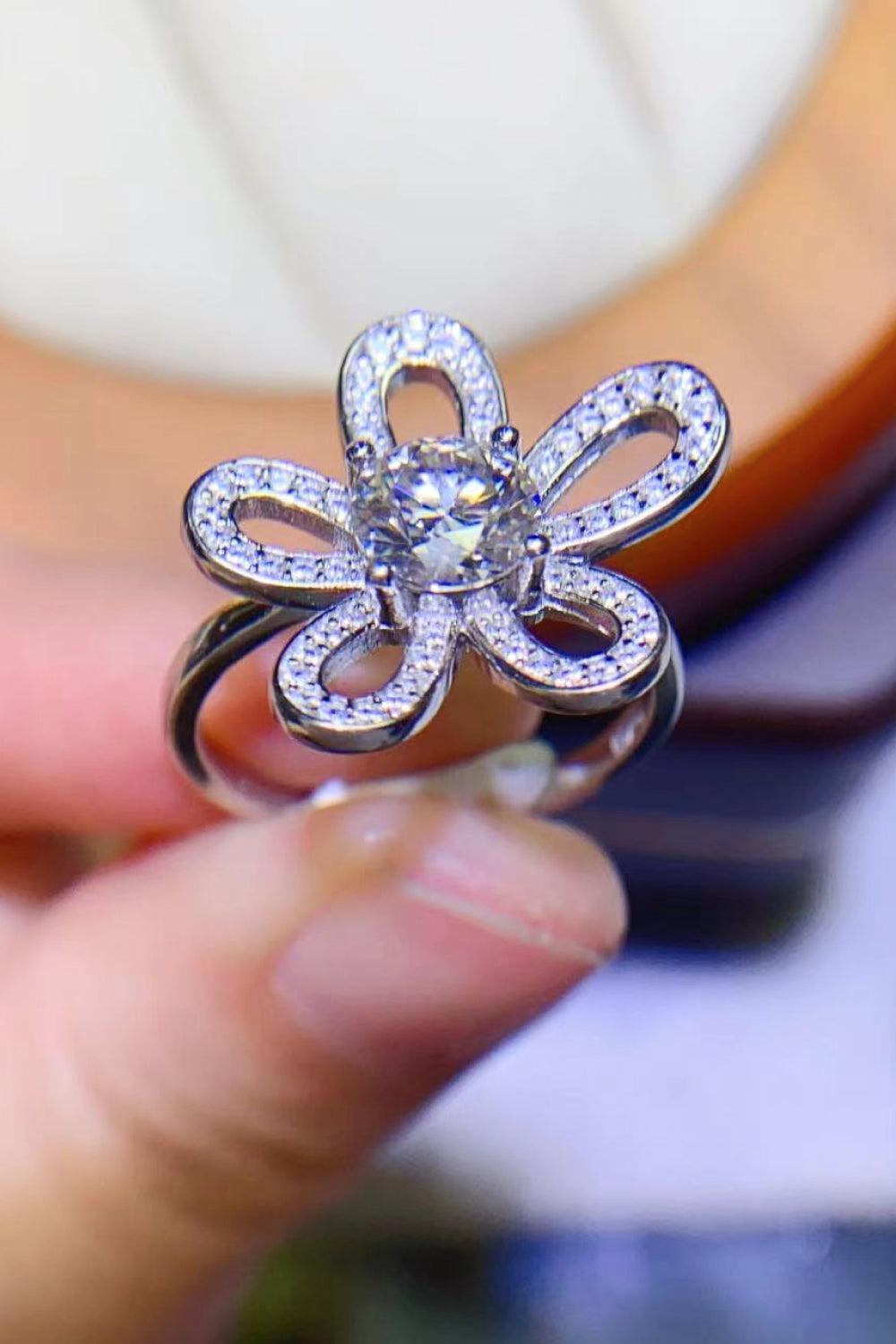 Keenness Flower Shape 1 Carat Moissanite Ring - MXSTUDIO.COM