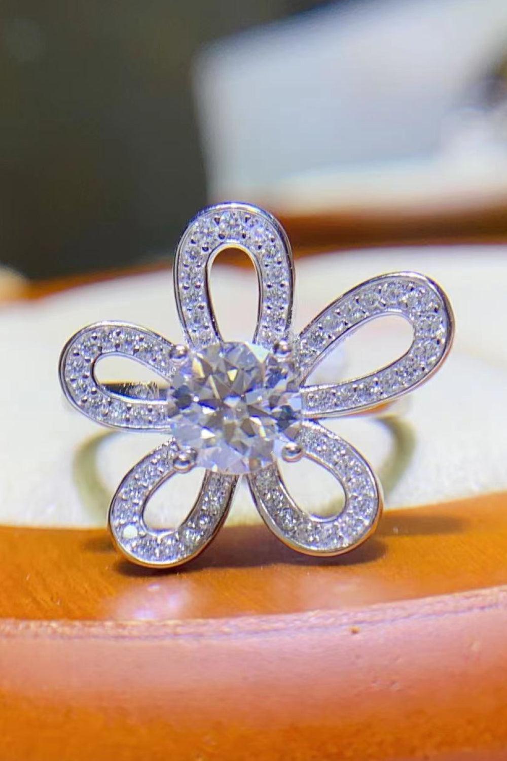 Keenness Flower Shape 1 Carat Moissanite Ring - MXSTUDIO.COM