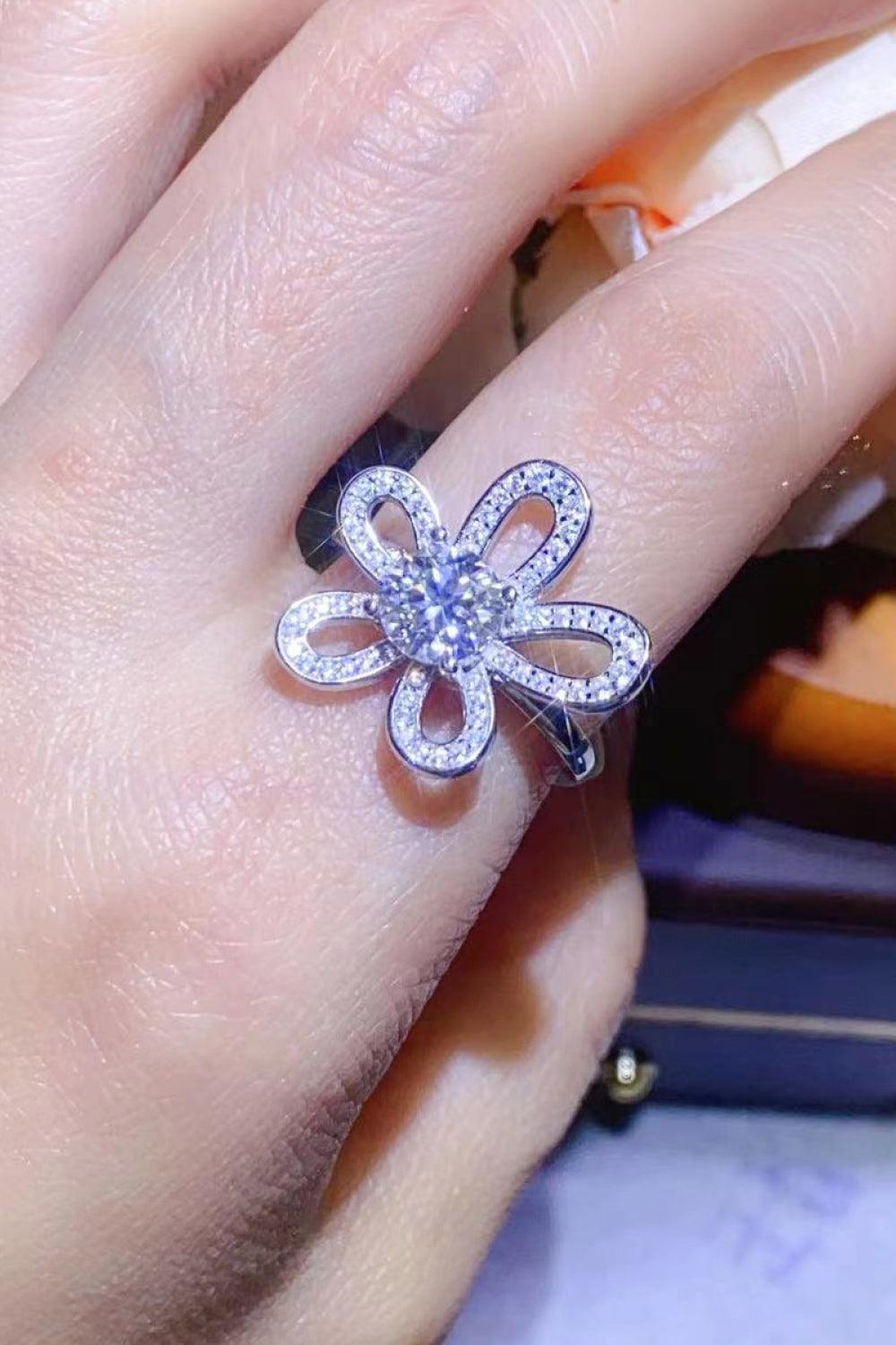 Keenness Flower Shape 1 Carat Moissanite Ring - MXSTUDIO.COM