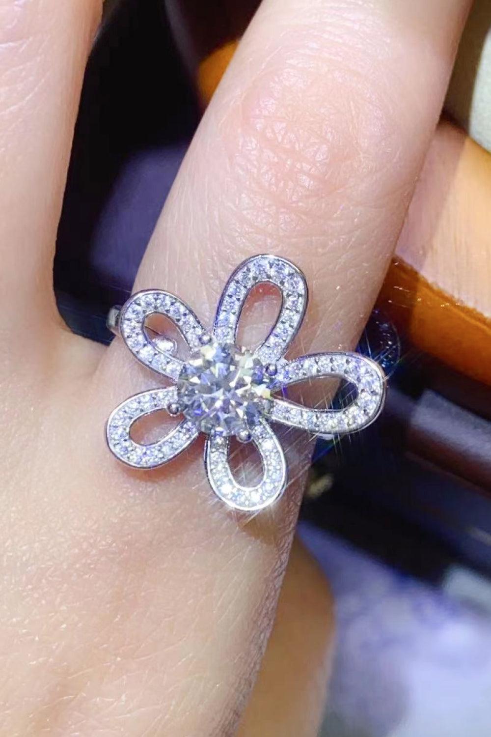 Keenness Flower Shape 1 Carat Moissanite Ring - MXSTUDIO.COM