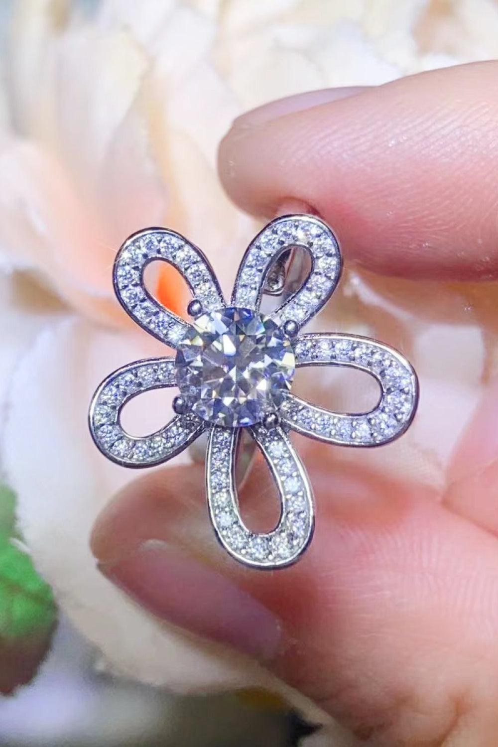 Keenness Flower Shape 1 Carat Moissanite Ring - MXSTUDIO.COM