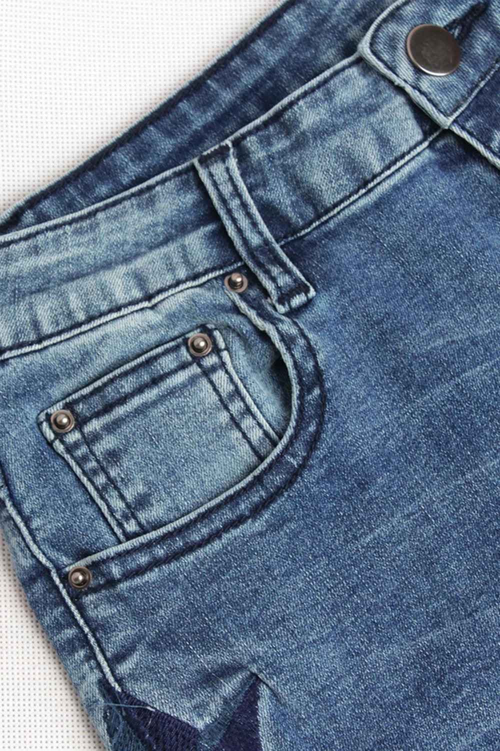 a close up of a pair of blue jeans